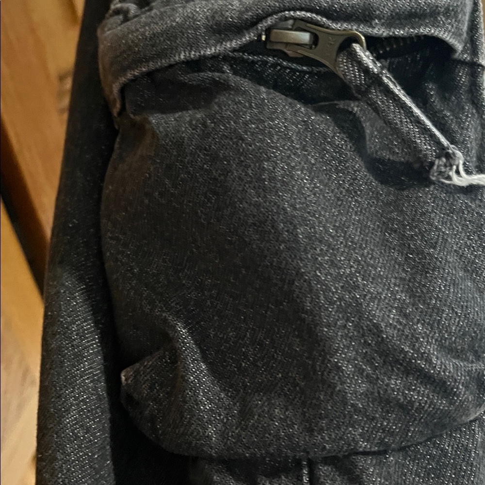 Universal Threads Women’s dark cargo pants - Picture 3 of 6
